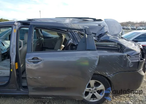 2013 Toyota Sienna Le V6 8 Passenger z USA, uszkodzony, nr VIN 5TDKK3DC1DS347946